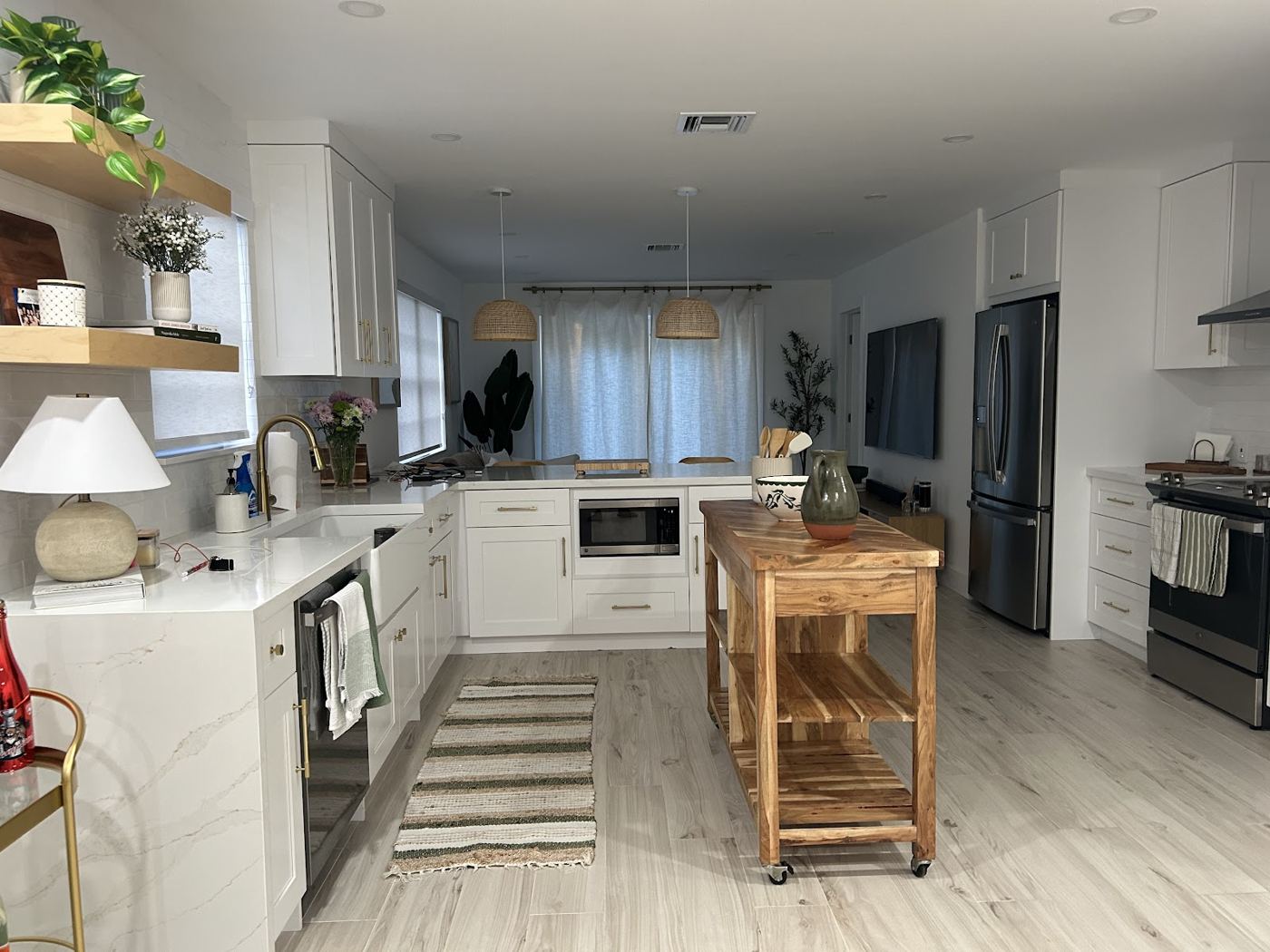 Cocina abierta con isla de madera