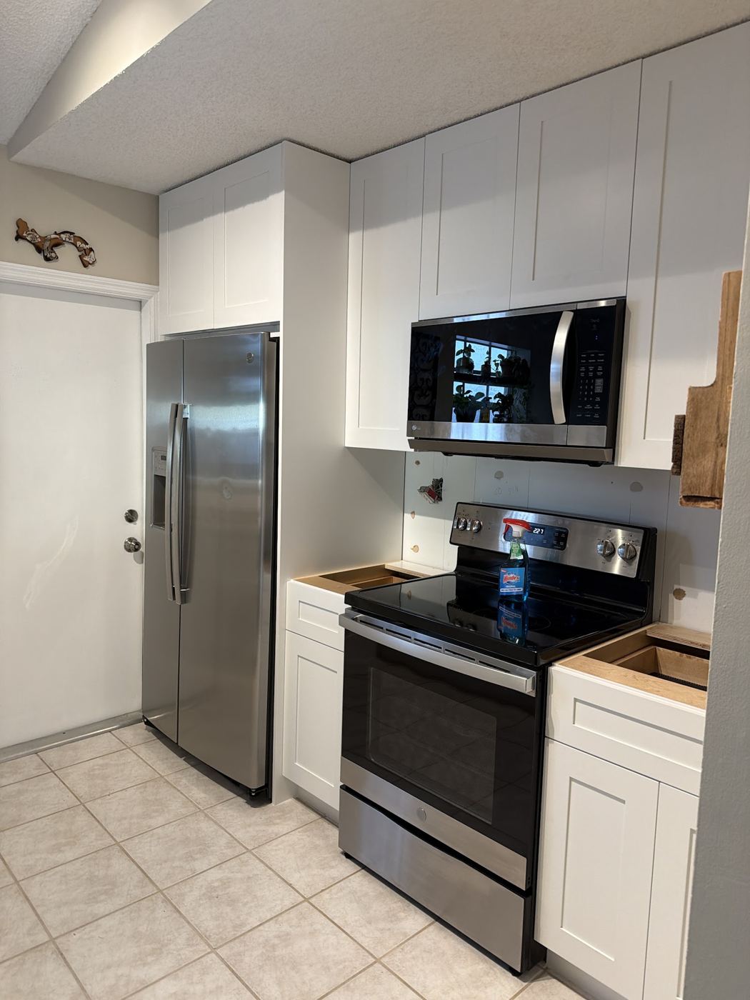 Cocina blanca con electrodomésticos de acero
